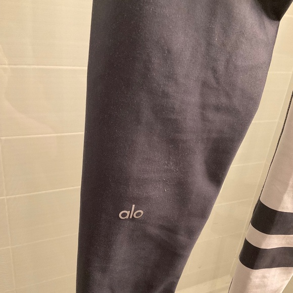*Rare* ALO Yoga Leggings - Picture 7 of 15
